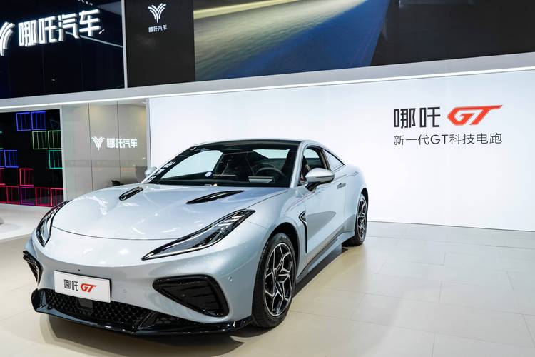 惠州348哪吒汽车在智能汽车领域的表现，领途汽车在新能源汽车市场中的影响力